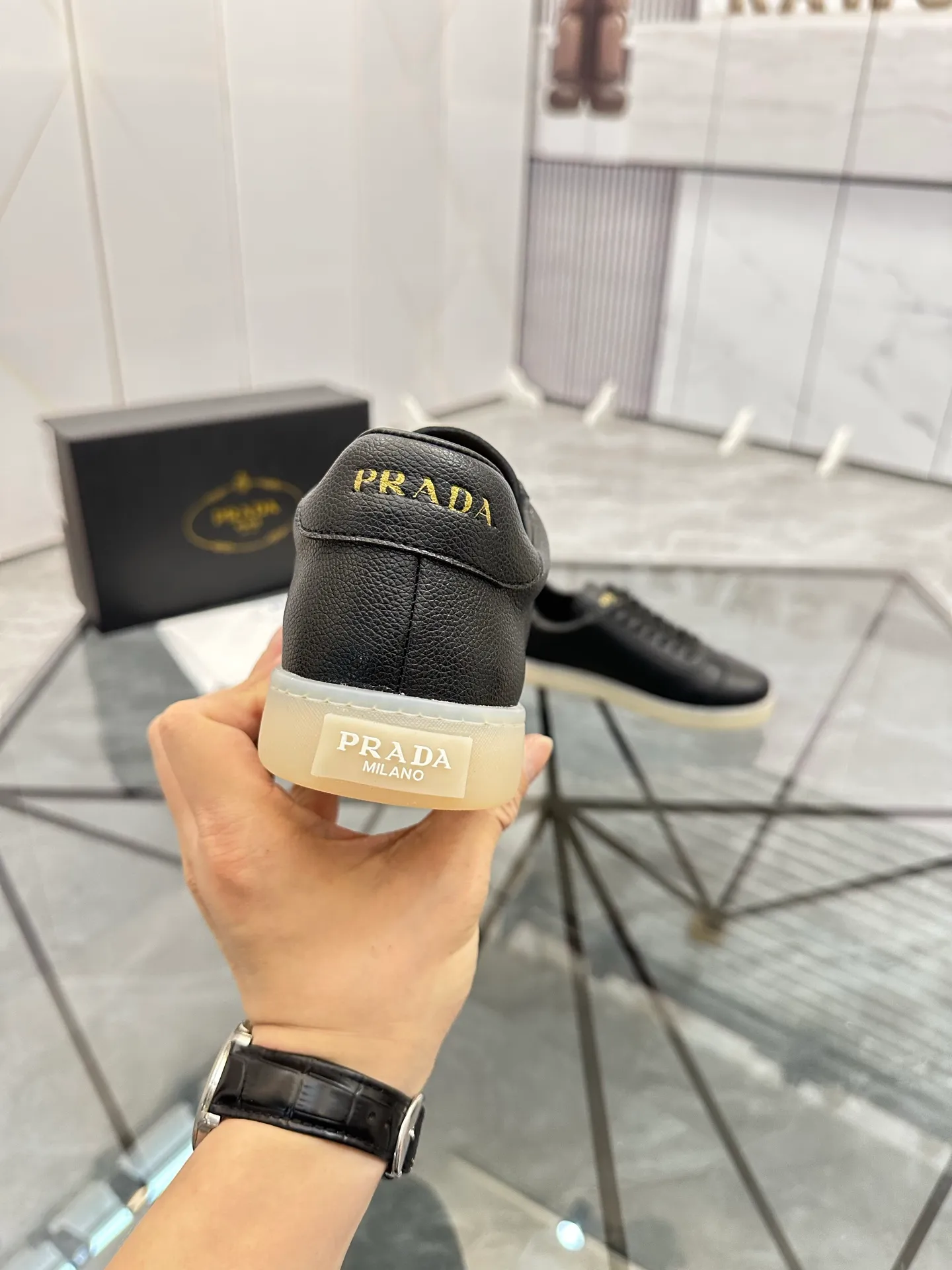 Men's shoes: 💰P400¥ Product trademark: Prada *"Prada*" low-top casual shoes Regular size: 38-44 (can be customized to 45) Product materials: imported cowhide upper, sheepskin lining, original outsole. Number: 020